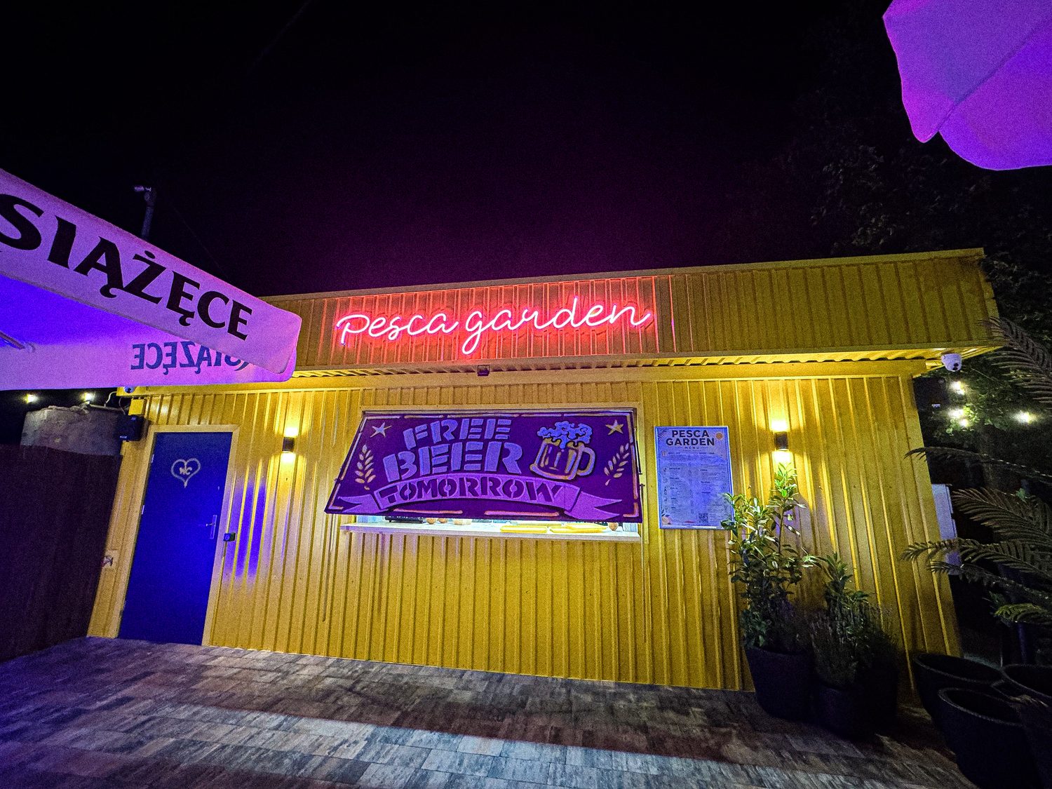 Pesca Garden nocą — neon